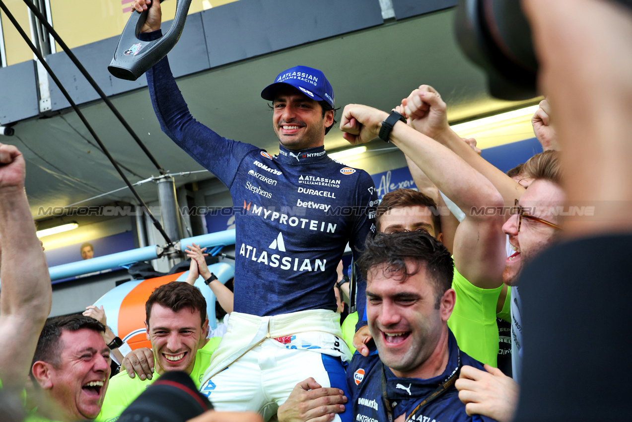 GP AZERBAIJAN, Carlos Sainz (ESP) Atlassian Williams Racing celebrates his third position with the team.

21.09.2025. Formula 1 World Championship, Rd 17, Azerbaijan Grand Prix, Baku Street Circuit, Azerbaijan, Gara Day.

- www.xpbimages.com, EMail: requests@xpbimages.com © Copyright: Bearne / XPB Images