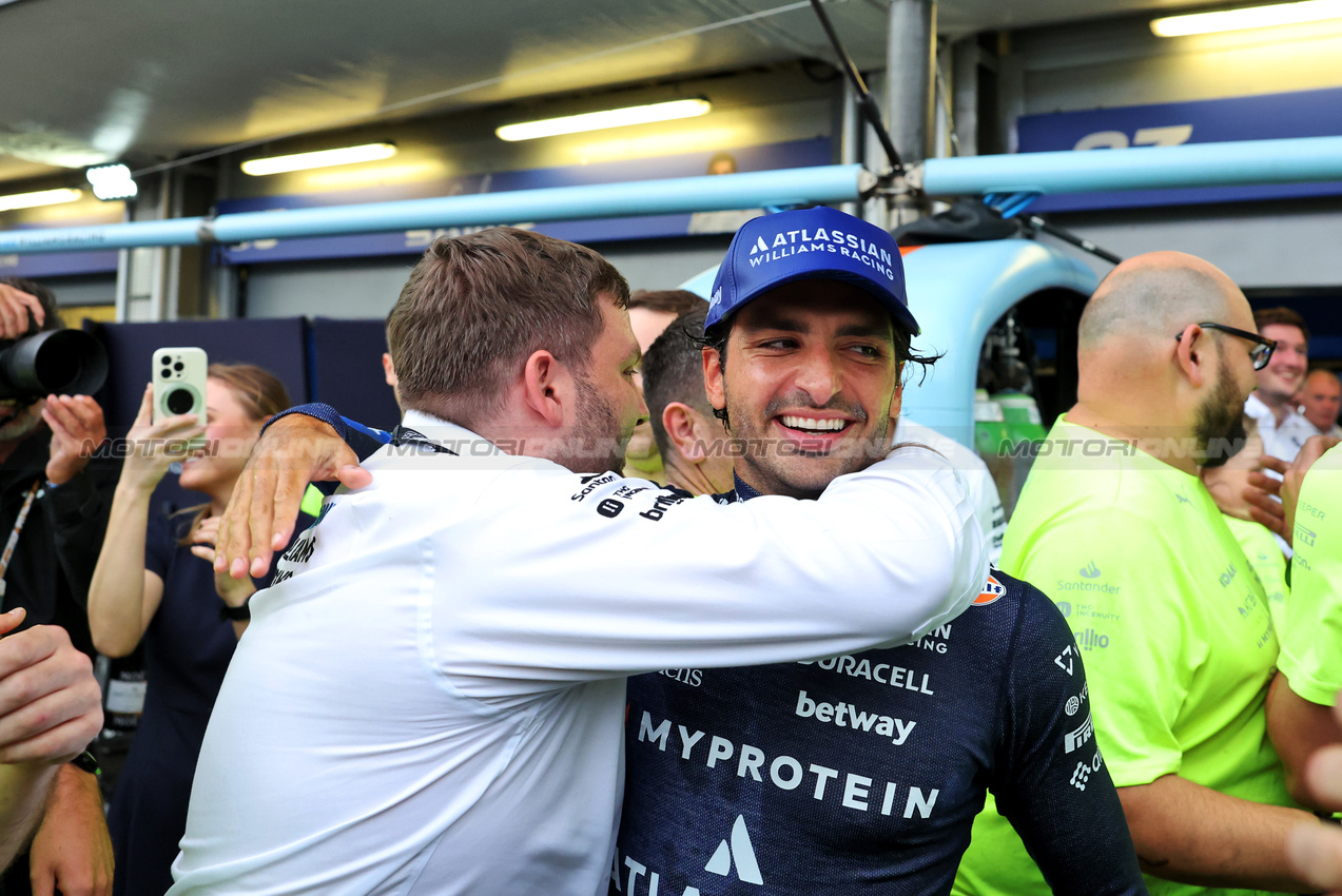 GP AZERBAIJAN, Carlos Sainz (ESP) Atlassian Williams Racing celebrates his third position with the team.

21.09.2025. Formula 1 World Championship, Rd 17, Azerbaijan Grand Prix, Baku Street Circuit, Azerbaijan, Gara Day.

- www.xpbimages.com, EMail: requests@xpbimages.com © Copyright: Bearne / XPB Images