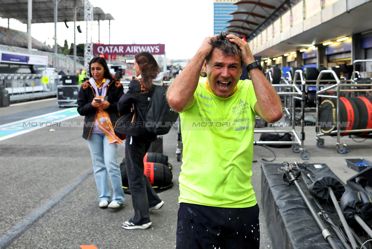 GP AZERBAIJAN, Atlassian Williams Racing celebrate third position for Carlos Sainz (ESP) Atlassian Williams Racing.

21.09.2025. Formula 1 World Championship, Rd 17, Azerbaijan Grand Prix, Baku Street Circuit, Azerbaijan, Gara Day.

- www.xpbimages.com, EMail: requests@xpbimages.com © Copyright: Bearne / XPB Images