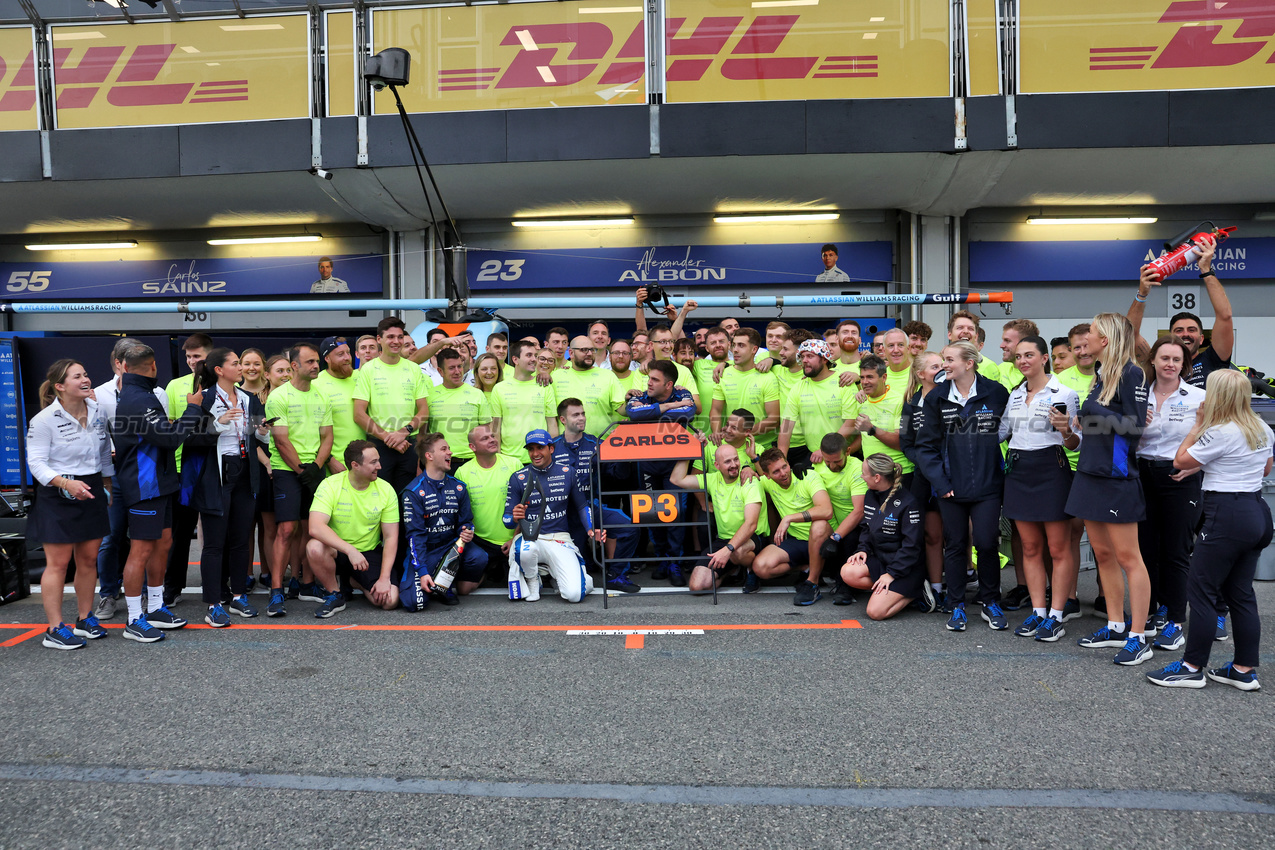 GP AZERBAIJAN, Carlos Sainz (ESP) Atlassian Williams Racing celebrates his third position with the team.

21.09.2025. Formula 1 World Championship, Rd 17, Azerbaijan Grand Prix, Baku Street Circuit, Azerbaijan, Gara Day.

- www.xpbimages.com, EMail: requests@xpbimages.com © Copyright: Bearne / XPB Images