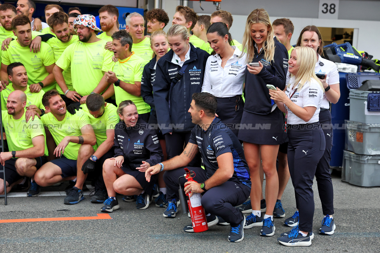 GP AZERBAIJAN, Atlassian Williams Racing celebrate third position for Carlos Sainz (ESP) Atlassian Williams Racing.

21.09.2025. Formula 1 World Championship, Rd 17, Azerbaijan Grand Prix, Baku Street Circuit, Azerbaijan, Gara Day.

- www.xpbimages.com, EMail: requests@xpbimages.com © Copyright: Bearne / XPB Images