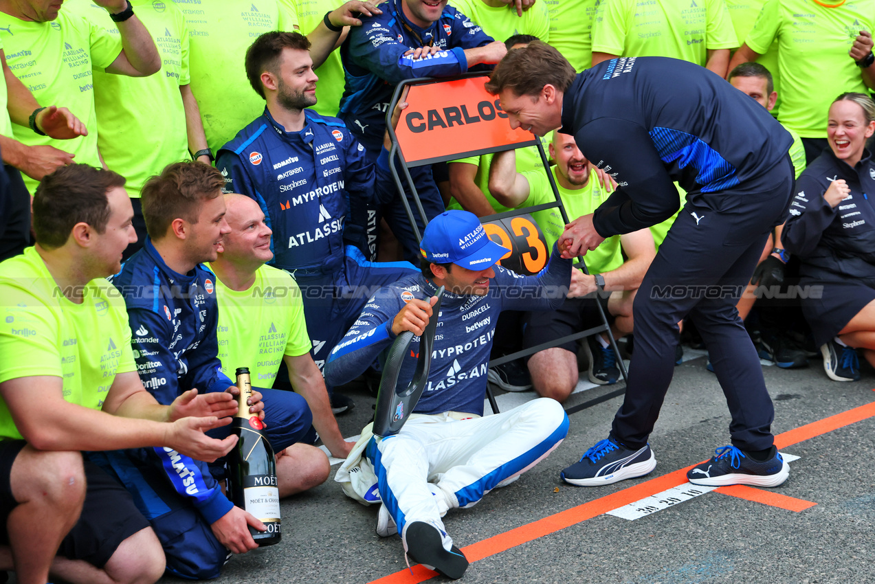 GP AZERBAIJAN, Carlos Sainz (ESP) Atlassian Williams Racing celebrates his third position with James Vowles (GBR) Atlassian Williams Racing Team Principal; Alexander Albon (THA) Atlassian Williams Racing, e the team.

21.09.2025. Formula 1 World Championship, Rd 17, Azerbaijan Grand Prix, Baku Street Circuit, Azerbaijan, Gara Day.

- www.xpbimages.com, EMail: requests@xpbimages.com © Copyright: Batchelor / XPB Images