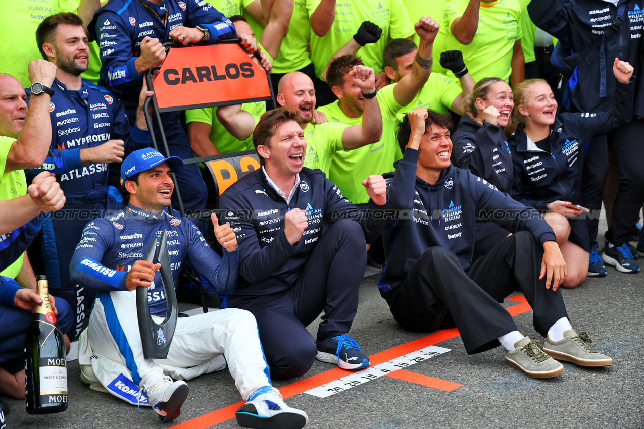 GP AZERBAIJAN, Carlos Sainz (ESP) Atlassian Williams Racing celebrates his third position with James Vowles (GBR) Atlassian Williams Racing Team Principal; Alexander Albon (THA) Atlassian Williams Racing, e the team.

21.09.2025. Formula 1 World Championship, Rd 17, Azerbaijan Grand Prix, Baku Street Circuit, Azerbaijan, Gara Day.

- www.xpbimages.com, EMail: requests@xpbimages.com © Copyright: Batchelor / XPB Images