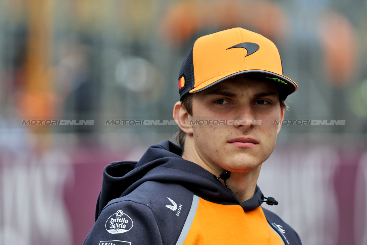 GP AZERBAIJAN, Oscar Piastri (AUS) McLaren on the drivers' parade.

21.09.2025. Formula 1 World Championship, Rd 17, Azerbaijan Grand Prix, Baku Street Circuit, Azerbaijan, Gara Day.

- www.xpbimages.com, EMail: requests@xpbimages.com © Copyright: Charniaux / XPB Images