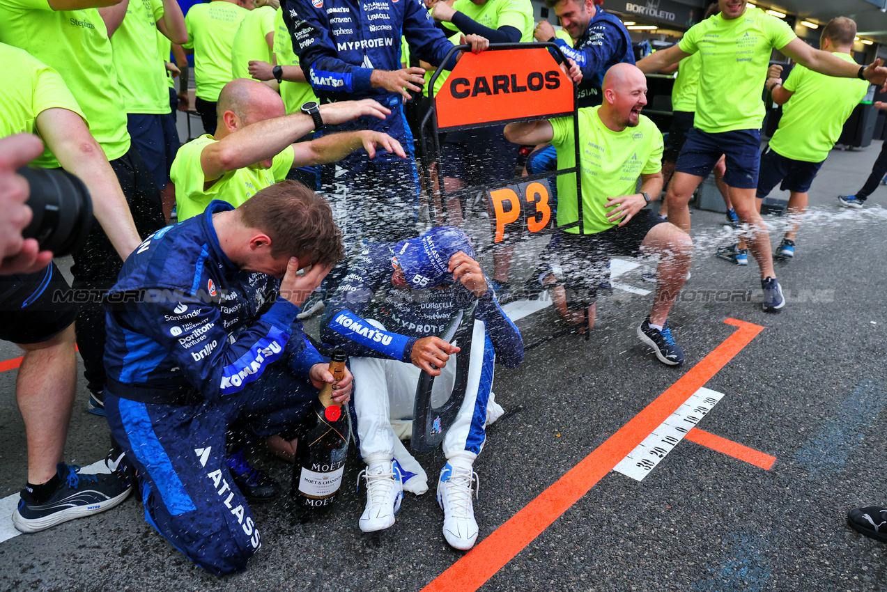 GP AZERBAIJAN, Carlos Sainz (ESP) Atlassian Williams Racing celebrates his third position with the team.

21.09.2025. Formula 1 World Championship, Rd 17, Azerbaijan Grand Prix, Baku Street Circuit, Azerbaijan, Gara Day.

- www.xpbimages.com, EMail: requests@xpbimages.com © Copyright: Batchelor / XPB Images
