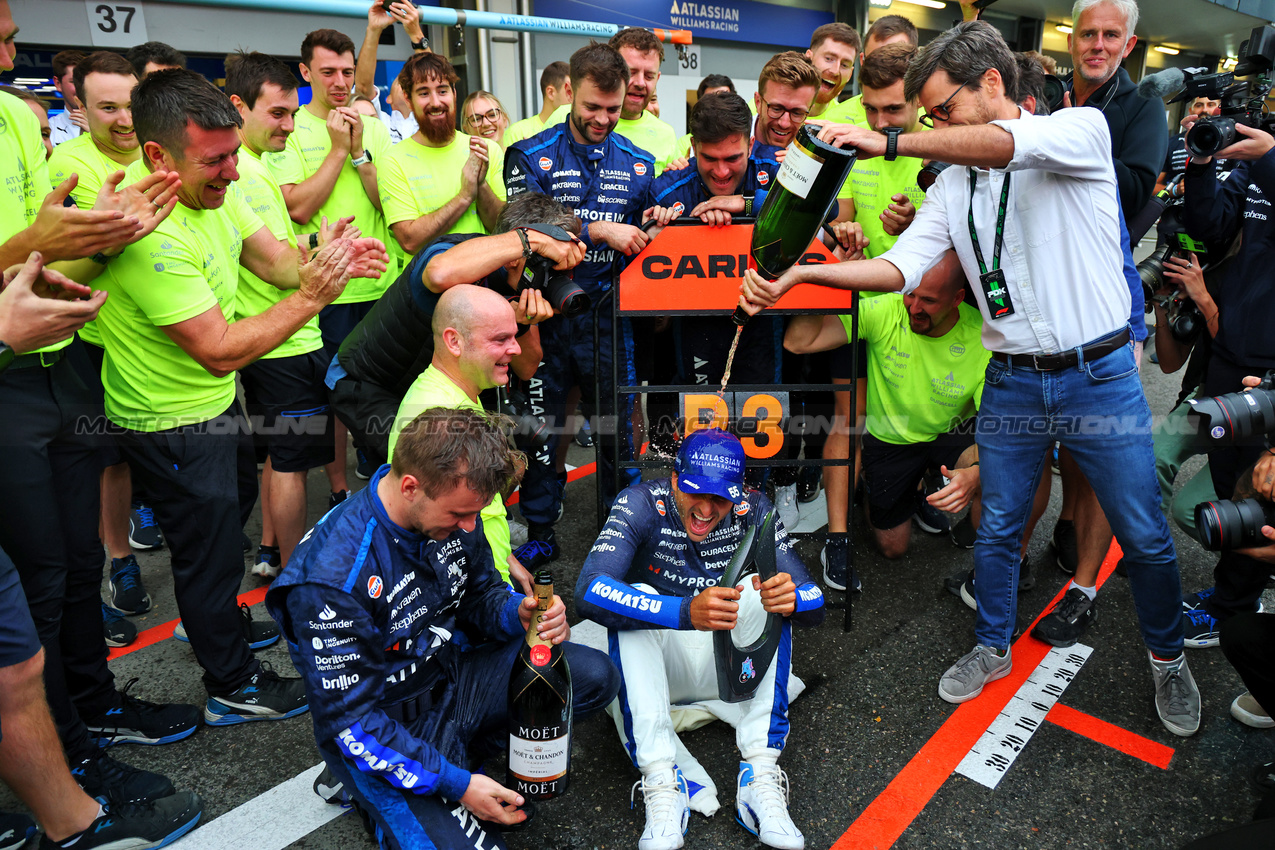 GP AZERBAIJAN, Carlos Sainz (ESP) Atlassian Williams Racing celebrates his third position with the team.

21.09.2025. Formula 1 World Championship, Rd 17, Azerbaijan Grand Prix, Baku Street Circuit, Azerbaijan, Gara Day.

- www.xpbimages.com, EMail: requests@xpbimages.com © Copyright: Batchelor / XPB Images