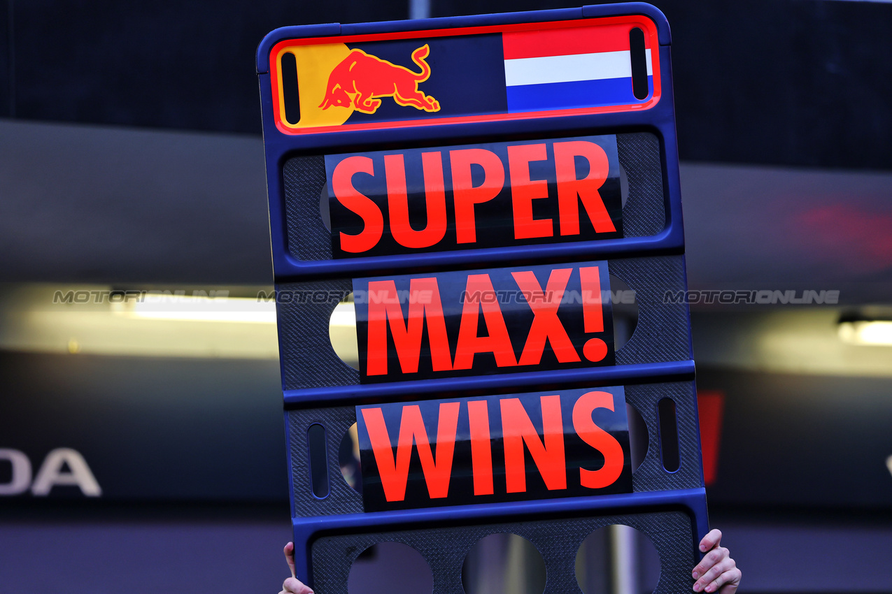 GP AZERBAIJAN, Red Bull Racing celebrate race victory for Max Verstappen (NLD) Red Bull Racing.

21.09.2025. Formula 1 World Championship, Rd 17, Azerbaijan Grand Prix, Baku Street Circuit, Azerbaijan, Gara Day.

- www.xpbimages.com, EMail: requests@xpbimages.com © Copyright: Batchelor / XPB Images