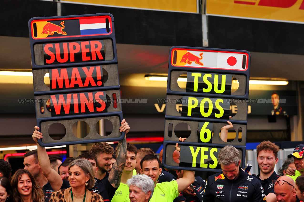 GP AZERBAIJAN, Red Bull Racing celebrate race victory for Max Verstappen (NLD) Red Bull Racing.

21.09.2025. Formula 1 World Championship, Rd 17, Azerbaijan Grand Prix, Baku Street Circuit, Azerbaijan, Gara Day.

- www.xpbimages.com, EMail: requests@xpbimages.com © Copyright: Batchelor / XPB Images