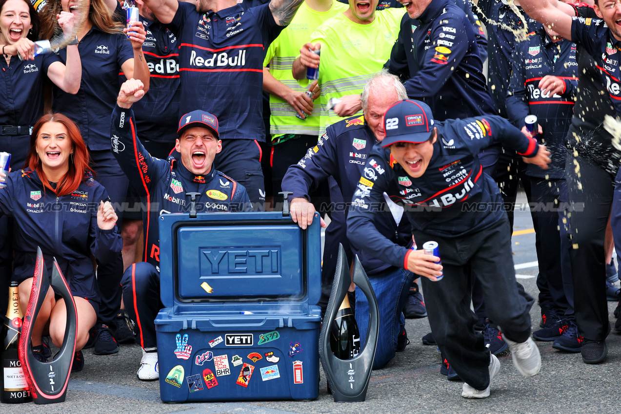 GP AZERBAIJAN, Gara winner Max Verstappen (NLD) Red Bull Racing celebrates with Dr Helmut Marko (AUT) Red Bull Motorsport Consultant; Yuki Tsunoda (JPN) Red Bull Racing; e the team.

21.09.2025. Formula 1 World Championship, Rd 17, Azerbaijan Grand Prix, Baku Street Circuit, Azerbaijan, Gara Day.

- www.xpbimages.com, EMail: requests@xpbimages.com © Copyright: Batchelor / XPB Images