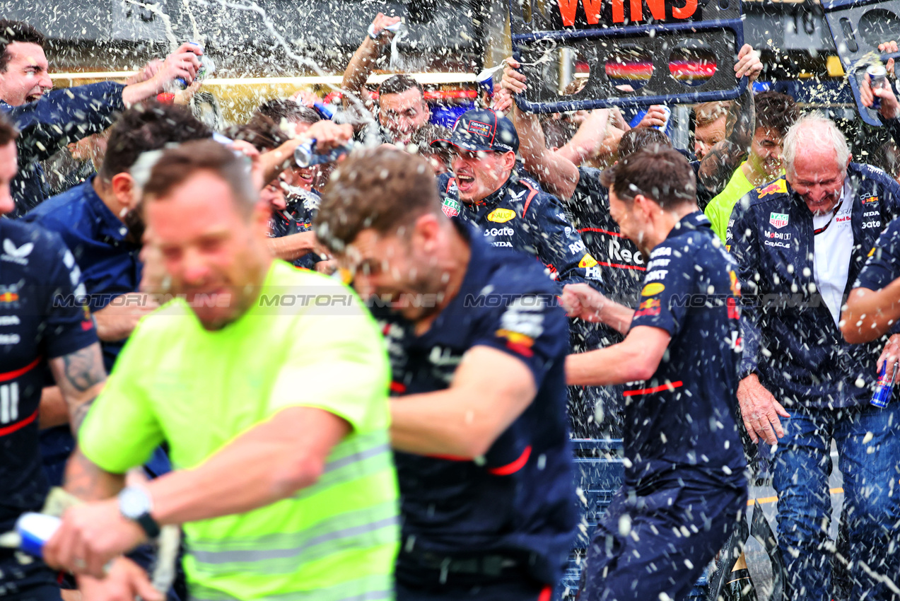 GP AZERBAIJAN, Gara winner Max Verstappen (NLD) Red Bull Racing celebrates with the team.

21.09.2025. Formula 1 World Championship, Rd 17, Azerbaijan Grand Prix, Baku Street Circuit, Azerbaijan, Gara Day.

- www.xpbimages.com, EMail: requests@xpbimages.com © Copyright: Batchelor / XPB Images