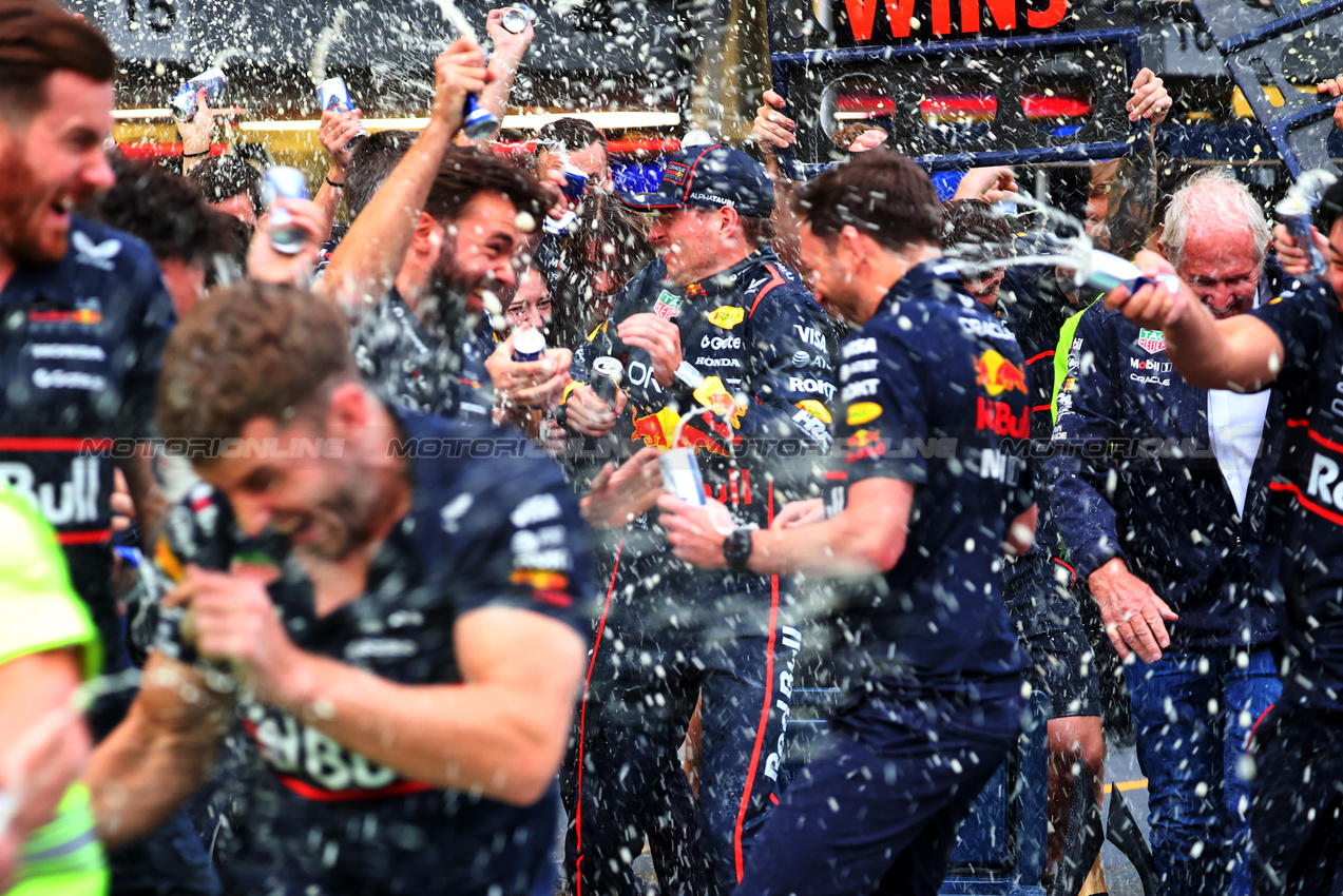 GP AZERBAIJAN, Gara winner Max Verstappen (NLD) Red Bull Racing celebrates with the team.

21.09.2025. Formula 1 World Championship, Rd 17, Azerbaijan Grand Prix, Baku Street Circuit, Azerbaijan, Gara Day.

- www.xpbimages.com, EMail: requests@xpbimages.com © Copyright: Batchelor / XPB Images