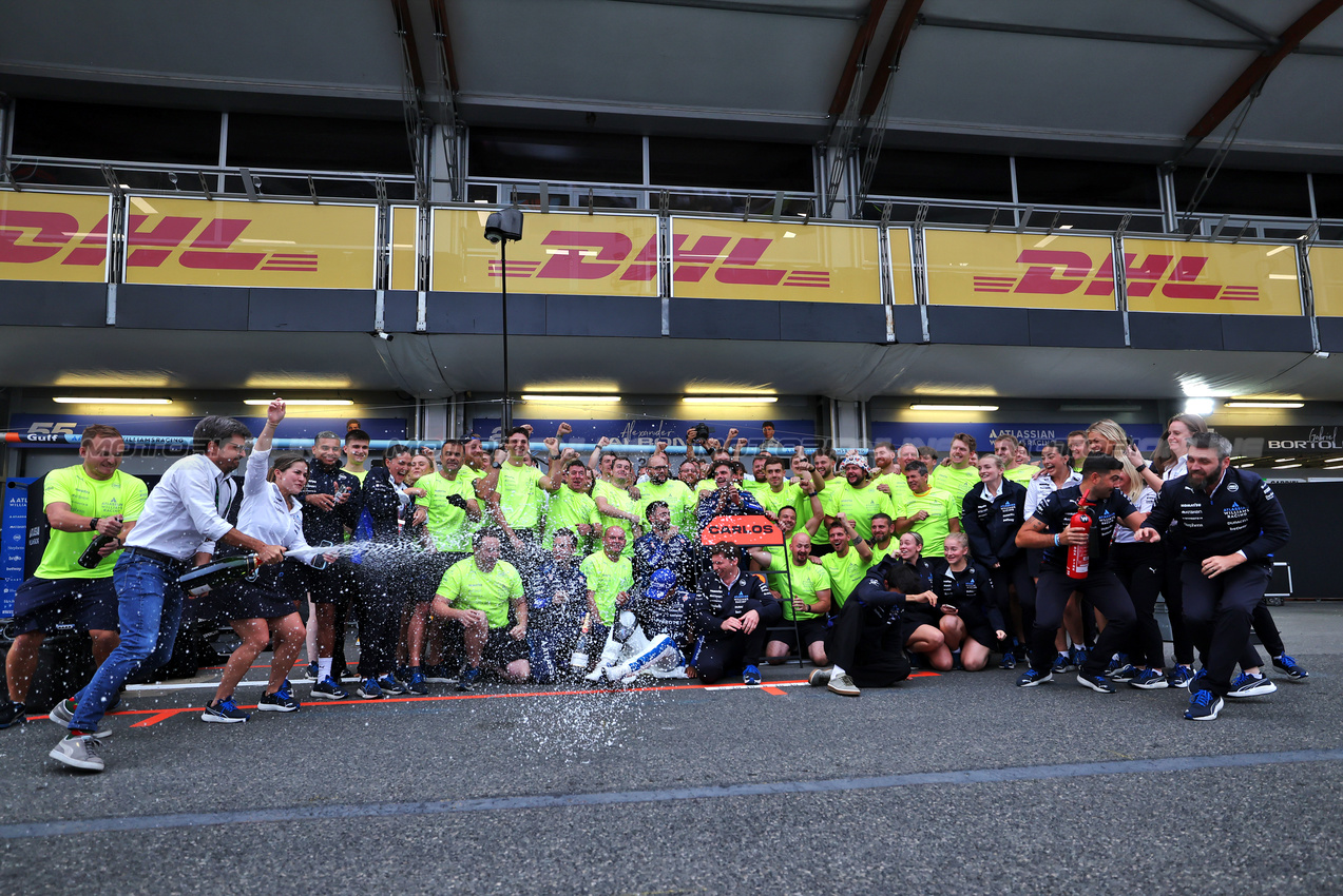 GP AZERBAIJAN, Carlos Sainz (ESP) Atlassian Williams Racing celebrates his third position with the team.

21.09.2025. Formula 1 World Championship, Rd 17, Azerbaijan Grand Prix, Baku Street Circuit, Azerbaijan, Gara Day.

 - www.xpbimages.com, EMail: requests@xpbimages.com © Copyright: Rew / XPB Images