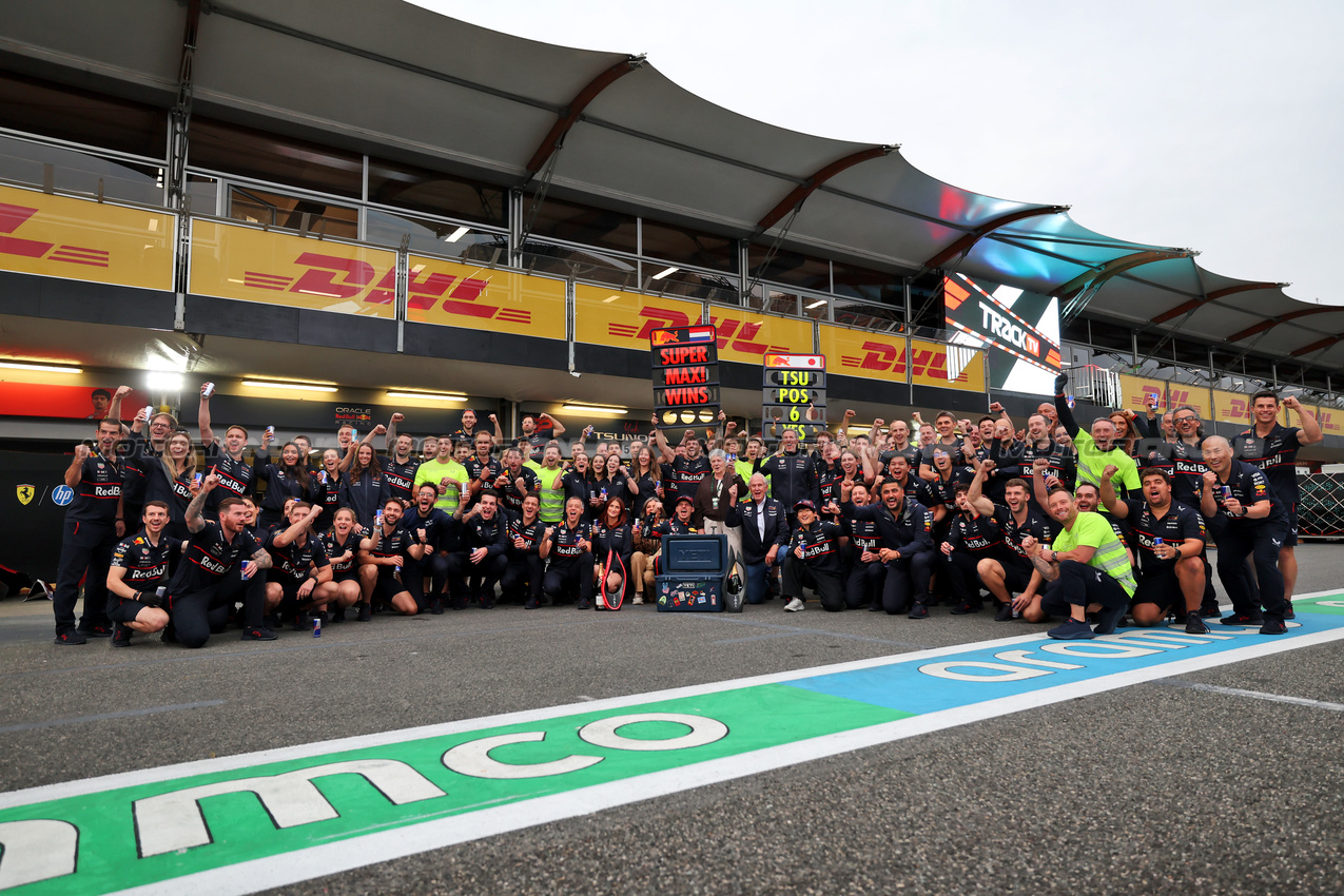 GP AZERBAIJAN, Gara winner Max Verstappen (NLD) Red Bull Racing celebrates with his grandmother; Dr Helmut Marko (AUT) Red Bull Motorsport Consultant; Yuki Tsunoda (JPN) Red Bull Racing; e the team. 

21.09.2025. Formula 1 World Championship, Rd 17, Azerbaijan Grand Prix, Baku Street Circuit, Azerbaijan, Gara Day.

 - www.xpbimages.com, EMail: requests@xpbimages.com © Copyright: Rew / XPB Images