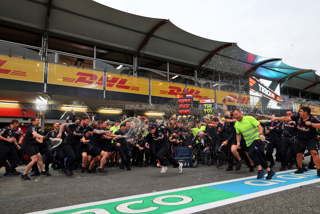 GP AZERBAIJAN, Gara winner Max Verstappen (NLD) Red Bull Racing celebrates with the team.

21.09.2025. Formula 1 World Championship, Rd 17, Azerbaijan Grand Prix, Baku Street Circuit, Azerbaijan, Gara Day.

 - www.xpbimages.com, EMail: requests@xpbimages.com © Copyright: Rew / XPB Images