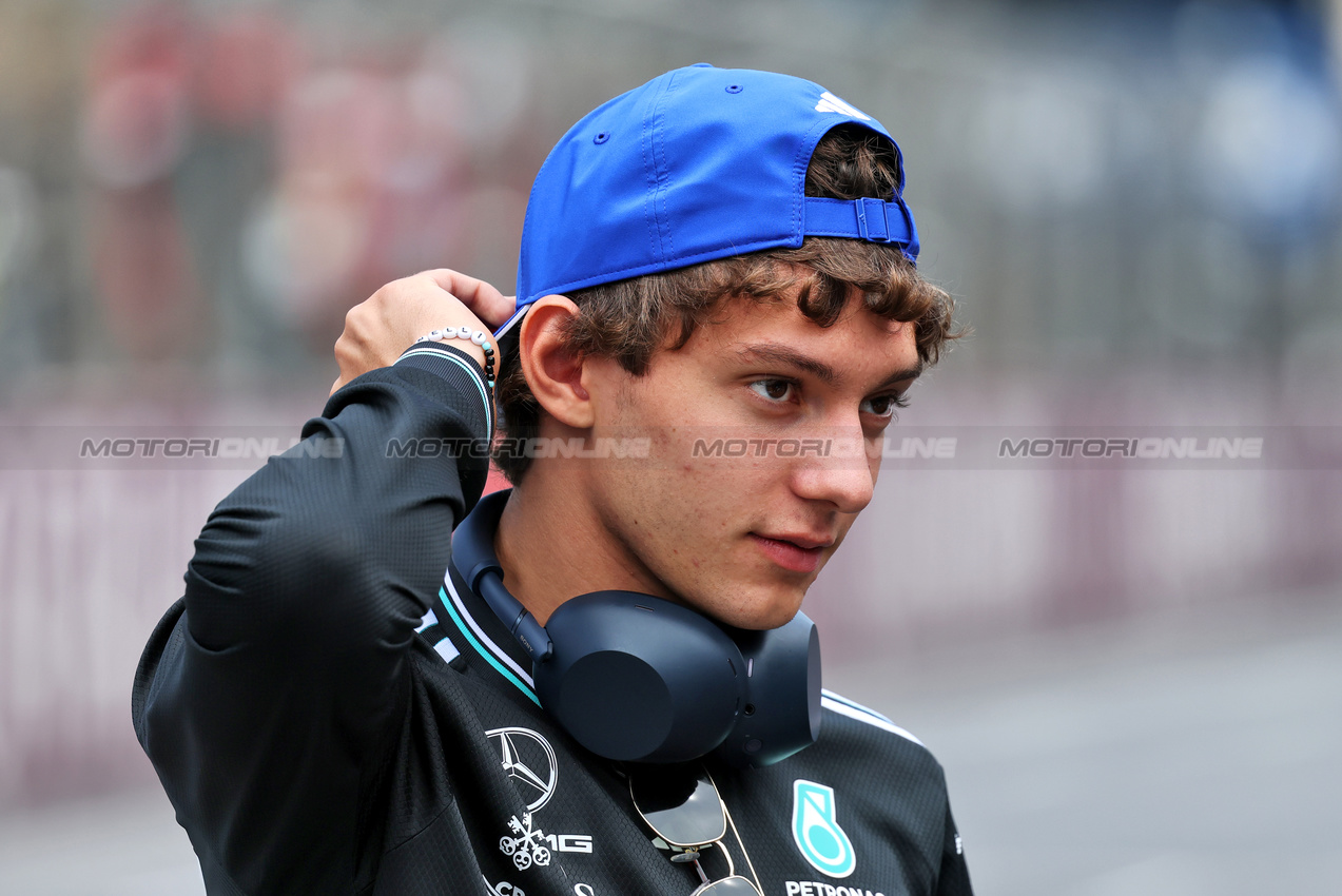 GP AZERBAIJAN, Andrea Kimi Antonelli (ITA) Mercedes AMG F1 on the drivers' parade.

21.09.2025. Formula 1 World Championship, Rd 17, Azerbaijan Grand Prix, Baku Street Circuit, Azerbaijan, Gara Day.

- www.xpbimages.com, EMail: requests@xpbimages.com © Copyright: Charniaux / XPB Images