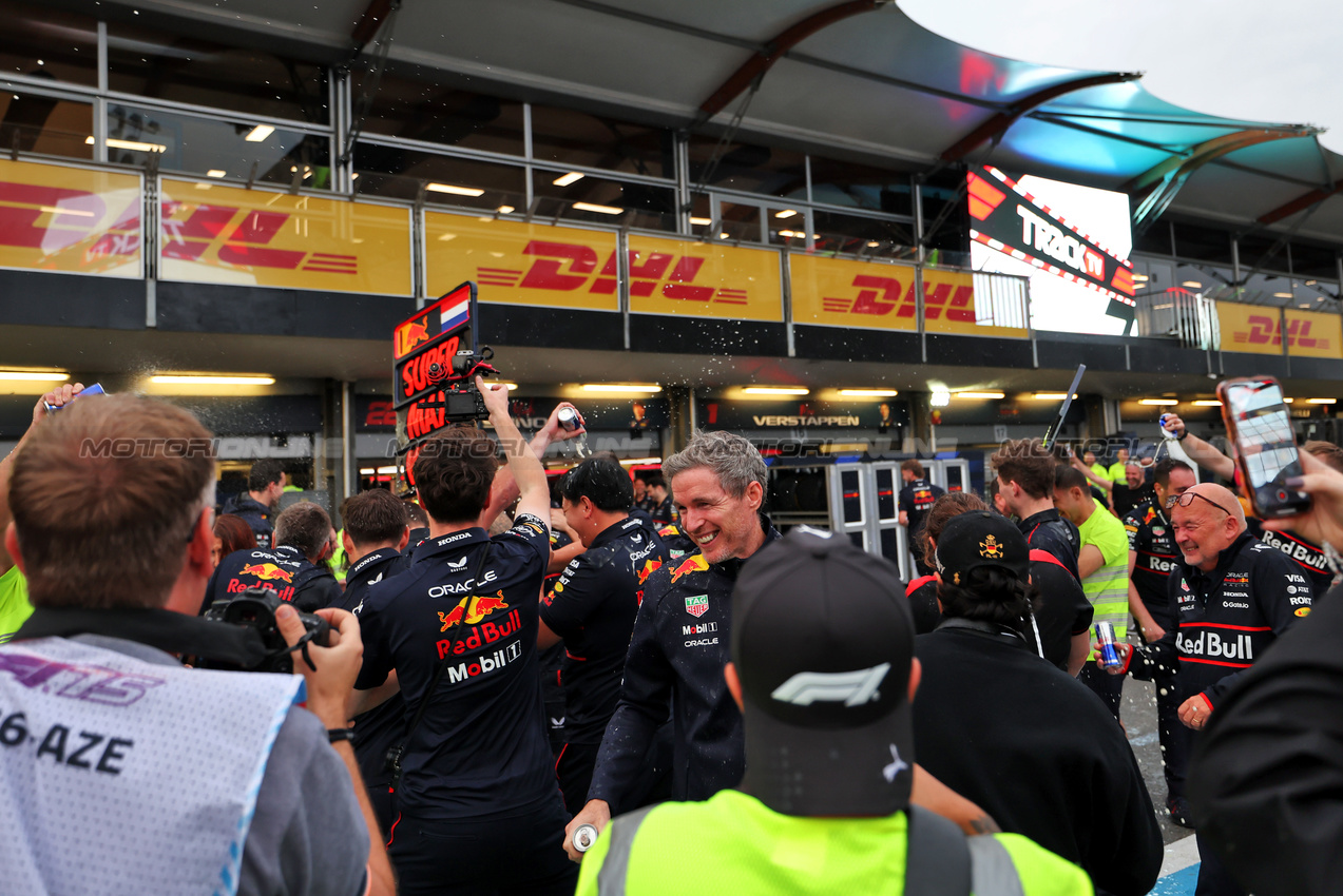 GP AZERBAIJAN, Gara winner Max Verstappen (NLD) Red Bull Racing celebrates with the team.

21.09.2025. Formula 1 World Championship, Rd 17, Azerbaijan Grand Prix, Baku Street Circuit, Azerbaijan, Gara Day.

 - www.xpbimages.com, EMail: requests@xpbimages.com © Copyright: Rew / XPB Images