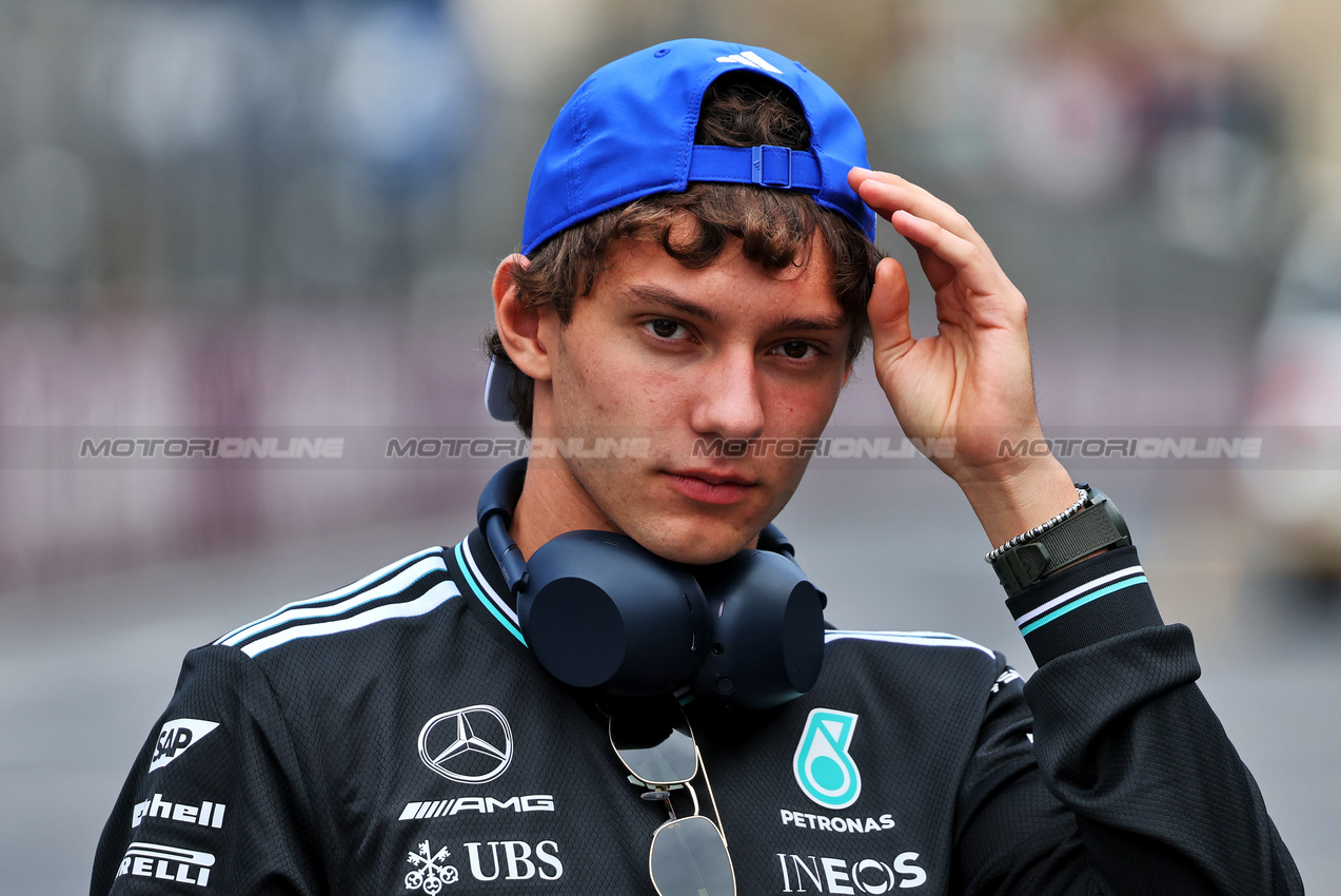 GP AZERBAIJAN, Andrea Kimi Antonelli (ITA) Mercedes AMG F1 on the drivers' parade.

21.09.2025. Formula 1 World Championship, Rd 17, Azerbaijan Grand Prix, Baku Street Circuit, Azerbaijan, Gara Day.

- www.xpbimages.com, EMail: requests@xpbimages.com © Copyright: Charniaux / XPB Images