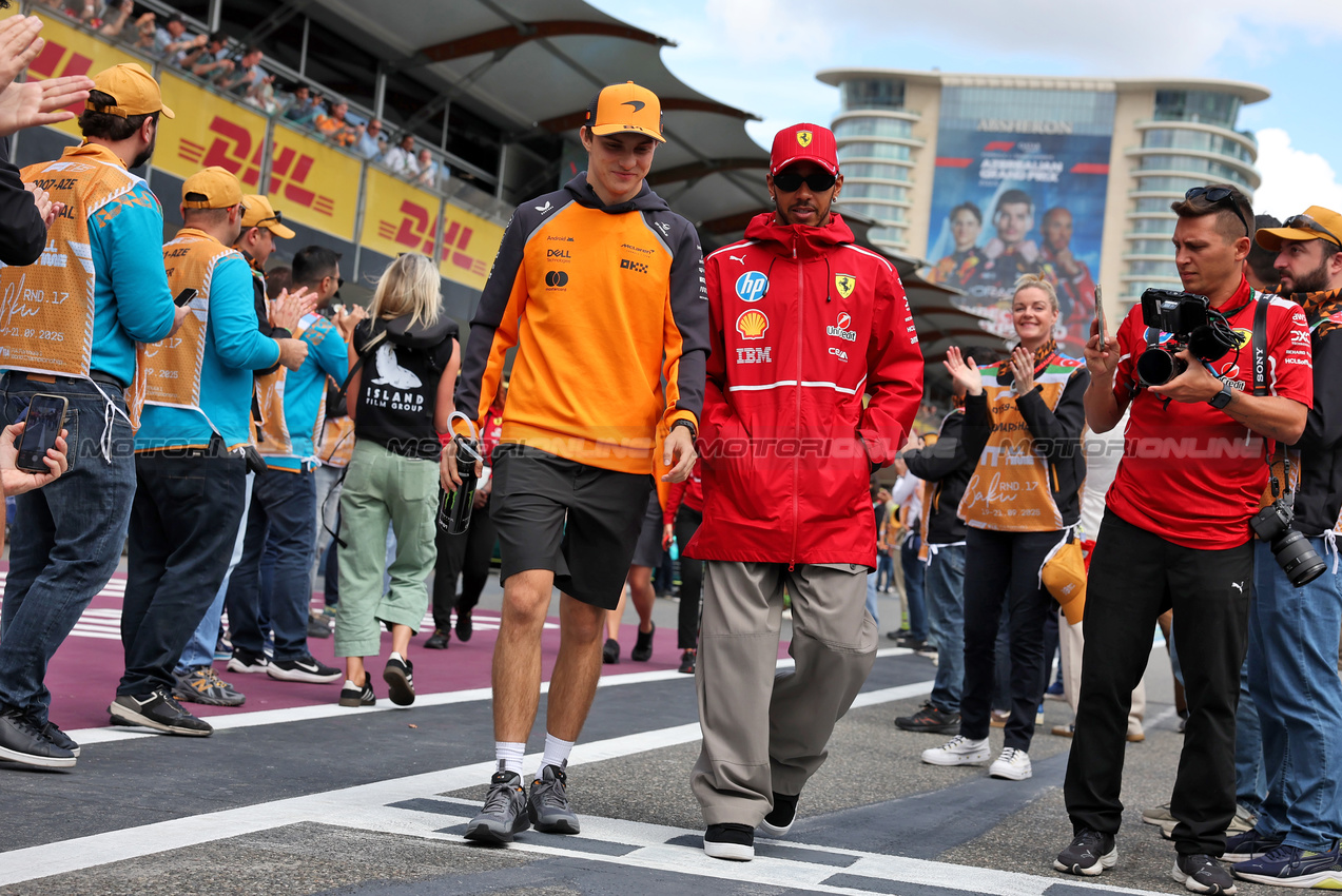 GP AZERBAIJAN, (L to R): Oscar Piastri (AUS) McLaren e Lewis Hamilton (GBR) Ferrari on the drivers' parade.

21.09.2025. Formula 1 World Championship, Rd 17, Azerbaijan Grand Prix, Baku Street Circuit, Azerbaijan, Gara Day.

 - www.xpbimages.com, EMail: requests@xpbimages.com © Copyright: Rew / XPB Images
