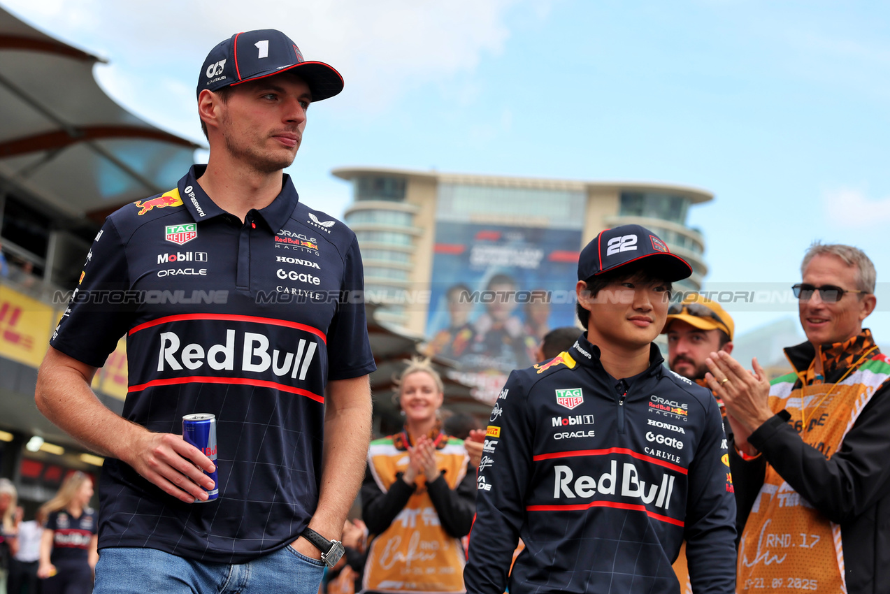 GP AZERBAIJAN, (L to R): Max Verstappen (NLD) Red Bull Racing e Yuki Tsunoda (JPN) Red Bull Racing on the drivers' parade.

21.09.2025. Formula 1 World Championship, Rd 17, Azerbaijan Grand Prix, Baku Street Circuit, Azerbaijan, Gara Day.

 - www.xpbimages.com, EMail: requests@xpbimages.com © Copyright: Rew / XPB Images