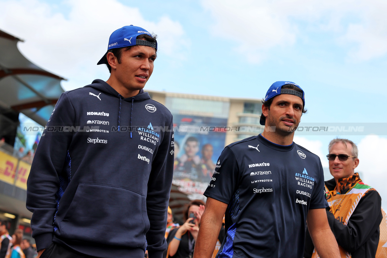 GP AZERBAIJAN, (L to R): Carlos Sainz (ESP) Atlassian Williams Racing e Alexander Albon (THA) Atlassian Williams Racing on the drivers' parade.

21.09.2025. Formula 1 World Championship, Rd 17, Azerbaijan Grand Prix, Baku Street Circuit, Azerbaijan, Gara Day.

 - www.xpbimages.com, EMail: requests@xpbimages.com © Copyright: Rew / XPB Images