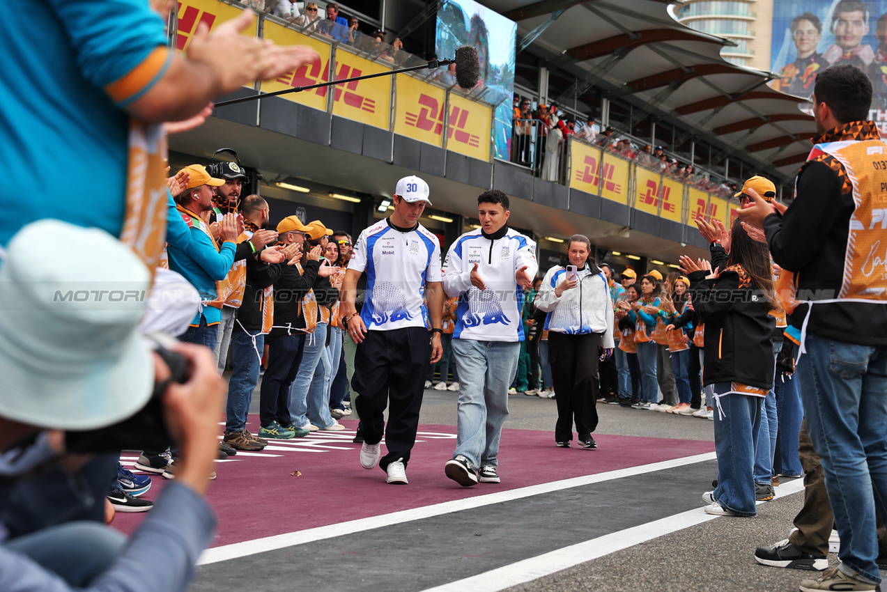 GP AZERBAIJAN, (L to R): Liam Lawson (NZL) Racing Bulls e Isack Hadjar (FRA) Racing Bulls on the drivers' parade.

21.09.2025. Formula 1 World Championship, Rd 17, Azerbaijan Grand Prix, Baku Street Circuit, Azerbaijan, Gara Day.

 - www.xpbimages.com, EMail: requests@xpbimages.com © Copyright: Rew / XPB Images