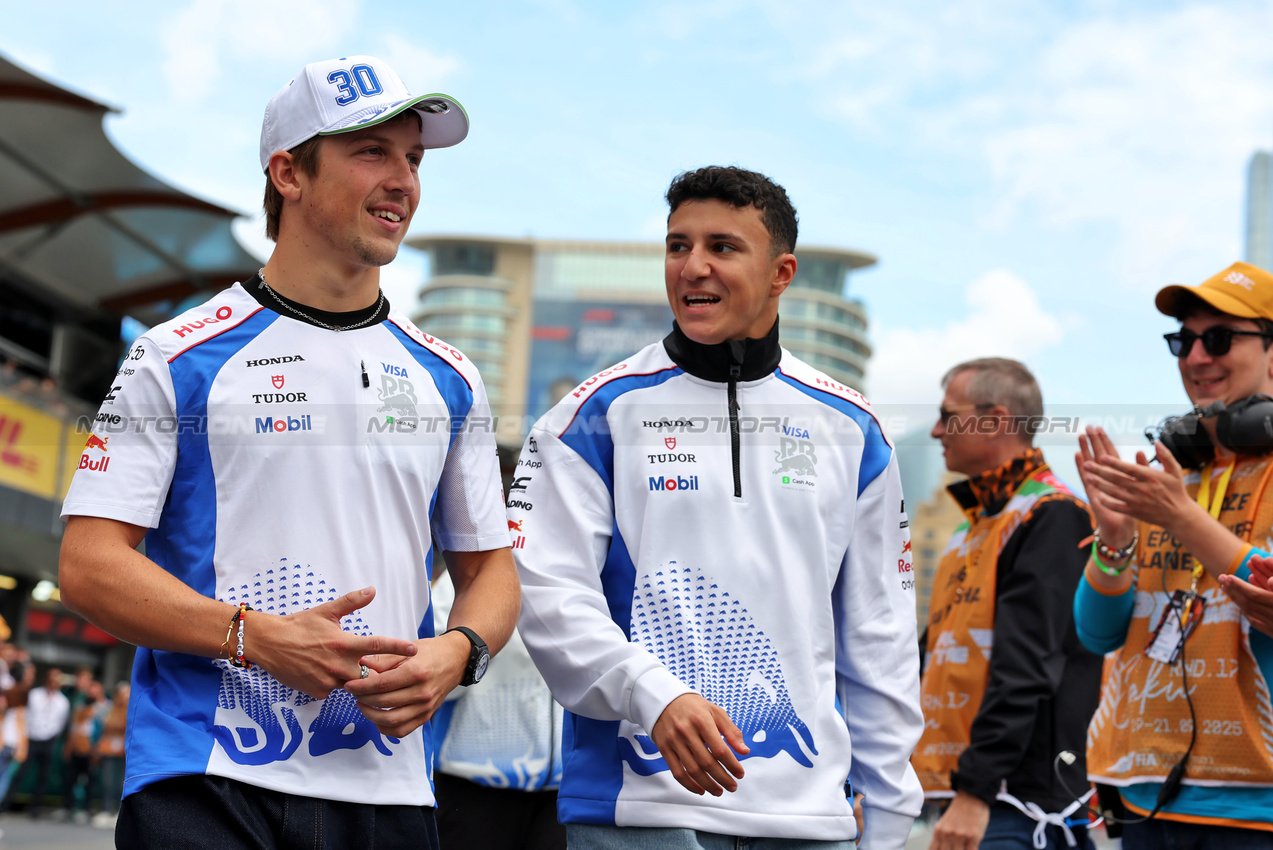 GP AZERBAIJAN, (L to R): Liam Lawson (NZL) Racing Bulls e Isack Hadjar (FRA) Racing Bulls on the drivers' parade.

21.09.2025. Formula 1 World Championship, Rd 17, Azerbaijan Grand Prix, Baku Street Circuit, Azerbaijan, Gara Day.

 - www.xpbimages.com, EMail: requests@xpbimages.com © Copyright: Rew / XPB Images