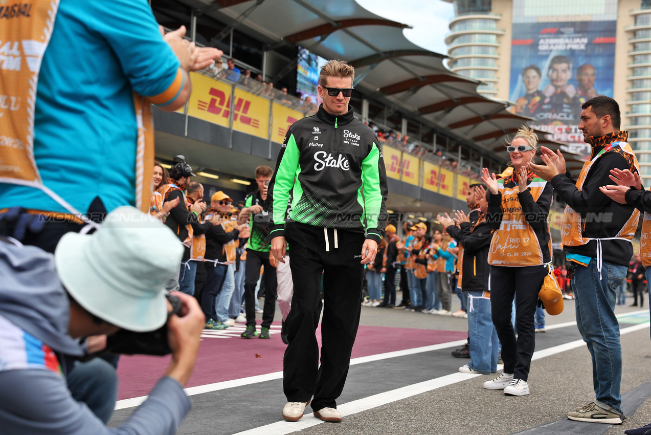 GP AZERBAIJAN, Nico Hulkenberg (GER) Sauber on the drivers' parade.

21.09.2025. Formula 1 World Championship, Rd 17, Azerbaijan Grand Prix, Baku Street Circuit, Azerbaijan, Gara Day.

 - www.xpbimages.com, EMail: requests@xpbimages.com © Copyright: Rew / XPB Images