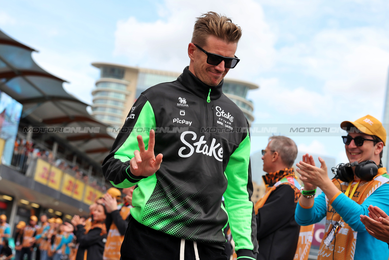 GP AZERBAIJAN, Nico Hulkenberg (GER) Sauber on the drivers' parade.

21.09.2025. Formula 1 World Championship, Rd 17, Azerbaijan Grand Prix, Baku Street Circuit, Azerbaijan, Gara Day.

 - www.xpbimages.com, EMail: requests@xpbimages.com © Copyright: Rew / XPB Images