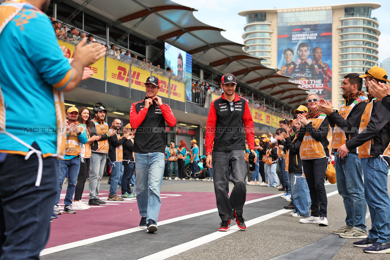 GP AZERBAIJAN, (L to R): Oliver Bearman (GBR) Haas F1 Team e Esteban Ocon (FRA) Haas F1 Team on the drivers' parade.

21.09.2025. Formula 1 World Championship, Rd 17, Azerbaijan Grand Prix, Baku Street Circuit, Azerbaijan, Gara Day.

 - www.xpbimages.com, EMail: requests@xpbimages.com © Copyright: Rew / XPB Images