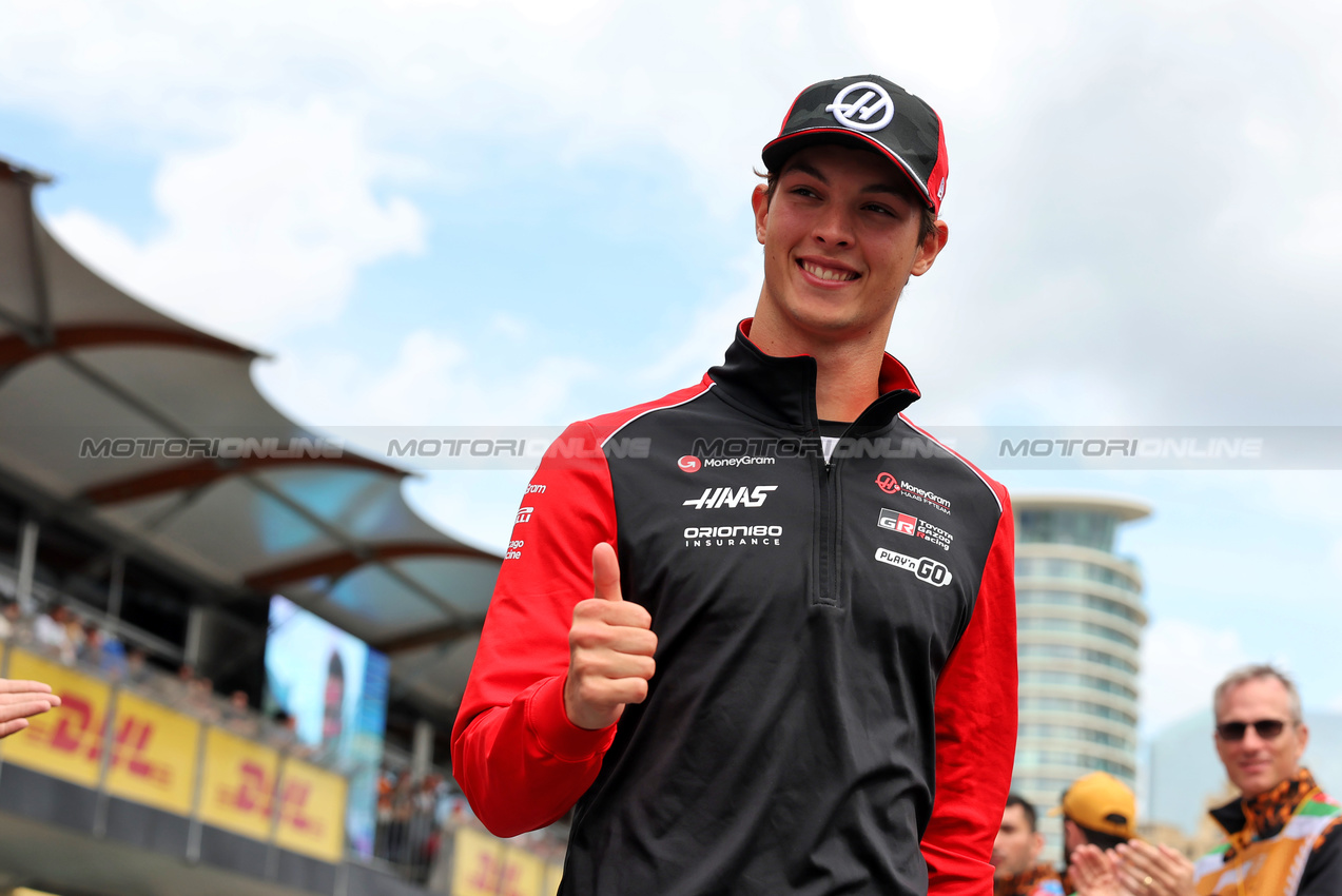 GP AZERBAIJAN, Oliver Bearman (GBR) Haas F1 Team on the drivers' parade.

21.09.2025. Formula 1 World Championship, Rd 17, Azerbaijan Grand Prix, Baku Street Circuit, Azerbaijan, Gara Day.

 - www.xpbimages.com, EMail: requests@xpbimages.com © Copyright: Rew / XPB Images