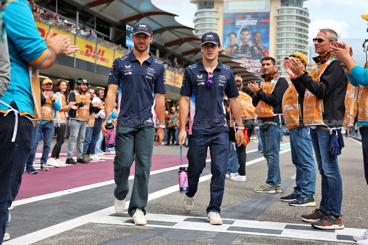 GP AZERBAIJAN, (L to R): Pierre Gasly (FRA) Alpine F1 Team e Franco Colapinto (ARG) Alpine F1 Team on the drivers' parade.

21.09.2025. Formula 1 World Championship, Rd 17, Azerbaijan Grand Prix, Baku Street Circuit, Azerbaijan, Gara Day.

 - www.xpbimages.com, EMail: requests@xpbimages.com © Copyright: Rew / XPB Images