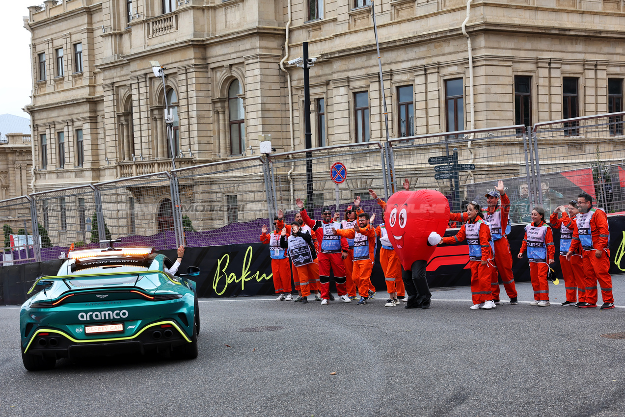 GP AZERBAIJAN, Circuit Atmosfera - marshals trackside passed by the Aston Martin FIA Safety Car.

21.09.2025. Formula 1 World Championship, Rd 17, Azerbaijan Grand Prix, Baku Street Circuit, Azerbaijan, Gara Day.

 - www.xpbimages.com, EMail: requests@xpbimages.com © Copyright: Rew / XPB Images