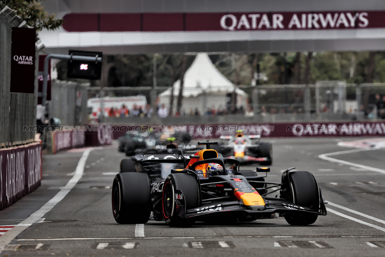 GP AZERBAIJAN, Max Verstappen (NLD) Red Bull Racing RB21.

21.09.2025. Formula 1 World Championship, Rd 17, Azerbaijan Grand Prix, Baku Street Circuit, Azerbaijan, Gara Day.

- www.xpbimages.com, EMail: requests@xpbimages.com © Copyright: Bearne / XPB Images