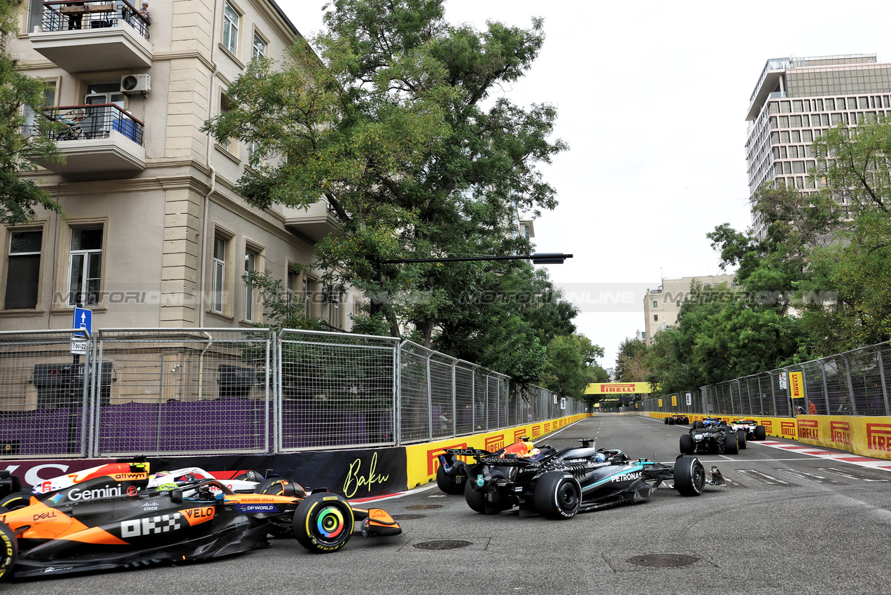GP AZERBAIJAN, George Russell (GBR) Mercedes AMG F1 W16 e Lando Norris (GBR) McLaren MCL39 at the partenza of the race.

21.09.2025. Formula 1 World Championship, Rd 17, Azerbaijan Grand Prix, Baku Street Circuit, Azerbaijan, Gara Day.

- www.xpbimages.com, EMail: requests@xpbimages.com © Copyright: Bearne / XPB Images
