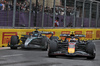 GP AZERBAIJAN, Yuki Tsunoda (JPN) Red Bull Racing RB21 e George Russell (GBR) Mercedes AMG F1 W16.

21.09.2025. Formula 1 World Championship, Rd 17, Azerbaijan Grand Prix, Baku Street Circuit, Azerbaijan, Gara Day.

- www.xpbimages.com, EMail: requests@xpbimages.com © Copyright: Charniaux / XPB Images