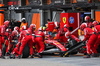 GP AZERBAIJAN, Lewis Hamilton (GBR) Ferrari SF-25 makes a pit stop.

21.09.2025. Formula 1 World Championship, Rd 17, Azerbaijan Grand Prix, Baku Street Circuit, Azerbaijan, Gara Day.

- www.xpbimages.com, EMail: requests@xpbimages.com © Copyright: Batchelor / XPB Images