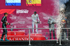 GP AZERBAIJAN, (L to R): George Russell (GBR) Mercedes AMG F1 celebrates his 2tpos on the podium with third placed Carlos Sainz (ESP) Atlassian Williams Racing e vincitore Max Verstappen (NLD) Red Bull Racing.

21.09.2025. Formula 1 World Championship, Rd 17, Azerbaijan Grand Prix, Baku Street Circuit, Azerbaijan, Gara Day.

- www.xpbimages.com, EMail: requests@xpbimages.com © Copyright: Batchelor / XPB Images