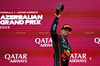 GP AZERBAIJAN, Gara winner Max Verstappen (NLD) Red Bull Racing celebrates on the podium.

21.09.2025. Formula 1 World Championship, Rd 17, Azerbaijan Grand Prix, Baku Street Circuit, Azerbaijan, Gara Day.

 - www.xpbimages.com, EMail: requests@xpbimages.com © Copyright: Rew / XPB Images