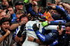 GP AZERBAIJAN, Carlos Sainz (ESP) Atlassian Williams Racing celebrates his third position in parc ferme with the team.

21.09.2025. Formula 1 World Championship, Rd 17, Azerbaijan Grand Prix, Baku Street Circuit, Azerbaijan, Gara Day.

 - www.xpbimages.com, EMail: requests@xpbimages.com © Copyright: Rew / XPB Images