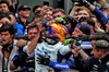 GP AZERBAIJAN, Carlos Sainz (ESP) Atlassian Williams Racing celebrates his third position in parc ferme with the team.

21.09.2025. Formula 1 World Championship, Rd 17, Azerbaijan Grand Prix, Baku Street Circuit, Azerbaijan, Gara Day.

 - www.xpbimages.com, EMail: requests@xpbimages.com © Copyright: Rew / XPB Images