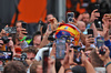GP AZERBAIJAN, Carlos Sainz (ESP) Atlassian Williams Racing celebrates his third position in parc ferme with the team.

21.09.2025. Formula 1 World Championship, Rd 17, Azerbaijan Grand Prix, Baku Street Circuit, Azerbaijan, Gara Day.

 - www.xpbimages.com, EMail: requests@xpbimages.com © Copyright: Rew / XPB Images
