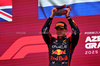 GP AZERBAIJAN, Gara winner Max Verstappen (NLD) Red Bull Racing celebrates on the podium.

21.09.2025. Formula 1 World Championship, Rd 17, Azerbaijan Grand Prix, Baku Street Circuit, Azerbaijan, Gara Day.

 - www.xpbimages.com, EMail: requests@xpbimages.com © Copyright: Rew / XPB Images
