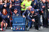 GP AZERBAIJAN, Gara winner Max Verstappen (NLD) Red Bull Racing celebrates with Dr Helmut Marko (AUT) Red Bull Motorsport Consultant; Yuki Tsunoda (JPN) Red Bull Racing; e the team.

21.09.2025. Formula 1 World Championship, Rd 17, Azerbaijan Grand Prix, Baku Street Circuit, Azerbaijan, Gara Day.

- www.xpbimages.com, EMail: requests@xpbimages.com © Copyright: Batchelor / XPB Images