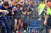 GP AZERBAIJAN, Gara winner Max Verstappen (NLD) Red Bull Racing celebrates with the team.

21.09.2025. Formula 1 World Championship, Rd 17, Azerbaijan Grand Prix, Baku Street Circuit, Azerbaijan, Gara Day.

- www.xpbimages.com, EMail: requests@xpbimages.com © Copyright: Batchelor / XPB Images