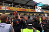 GP AZERBAIJAN, Gara winner Max Verstappen (NLD) Red Bull Racing celebrates with the team.

21.09.2025. Formula 1 World Championship, Rd 17, Azerbaijan Grand Prix, Baku Street Circuit, Azerbaijan, Gara Day.

 - www.xpbimages.com, EMail: requests@xpbimages.com © Copyright: Rew / XPB Images