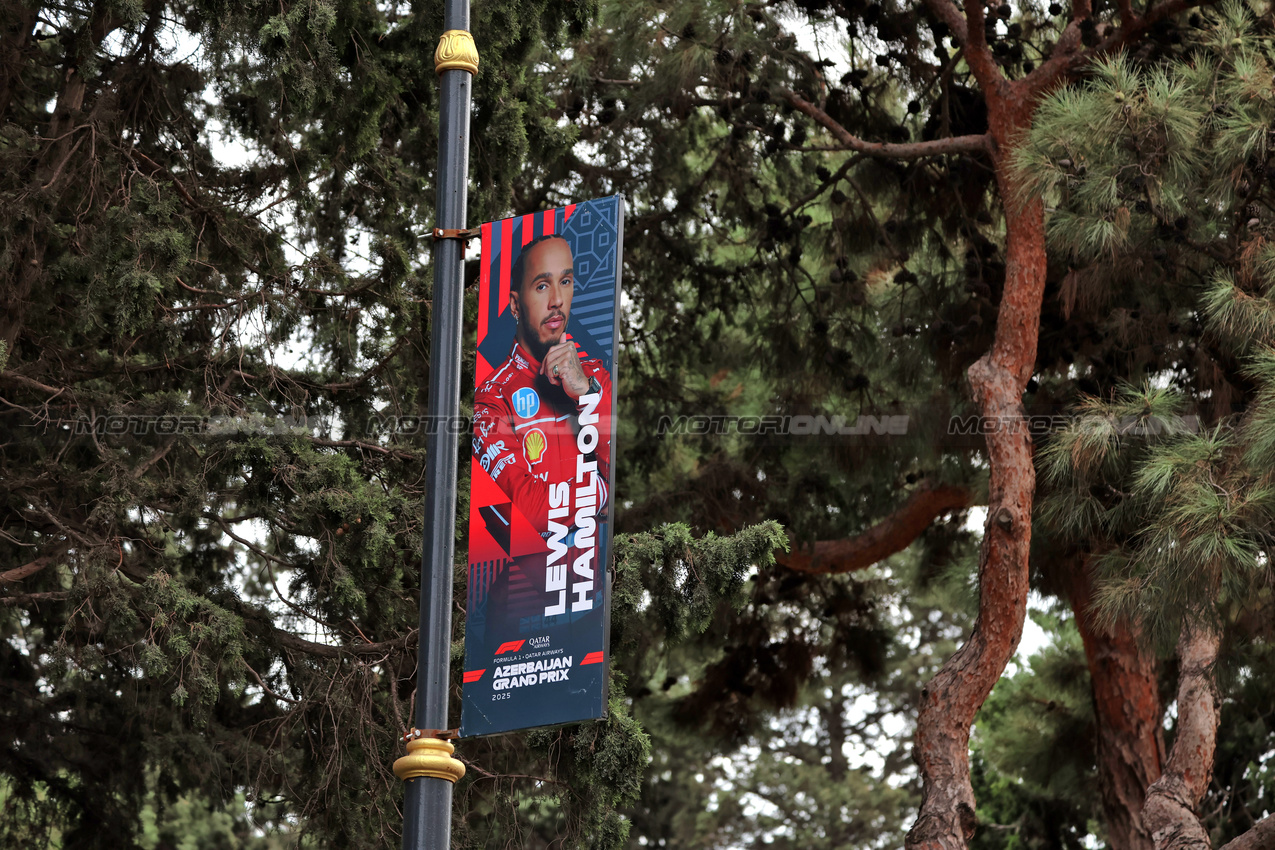 GP AZERBAIJAN, Circuit Atmosfera - banner of Lewis Hamilton (GBR) Ferrari.

18.09.2025. Formula 1 World Championship, Rd 17, Azerbaijan Grand Prix, Baku Street Circuit, Azerbaijan, Preparation Day.

 - www.xpbimages.com, EMail: requests@xpbimages.com © Copyright: Rew / XPB Images
