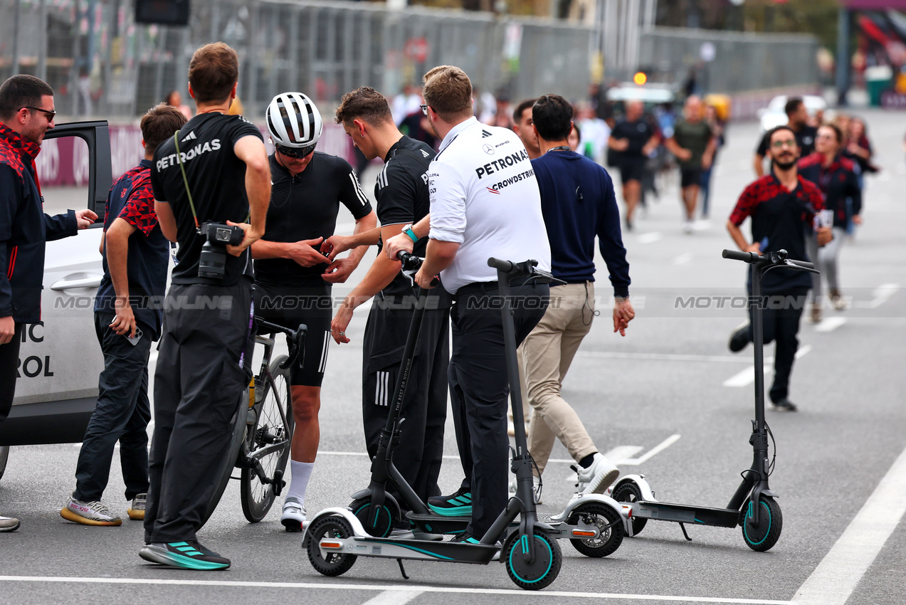 GP AZERBAIJAN, Valtteri Bottas (FIN) Mercedes AMG F1 Reserve Driver rides the circuit.

18.09.2025. Formula 1 World Championship, Rd 17, Azerbaijan Grand Prix, Baku Street Circuit, Azerbaijan, Preparation Day.

- www.xpbimages.com, EMail: requests@xpbimages.com © Copyright: Batchelor / XPB Images