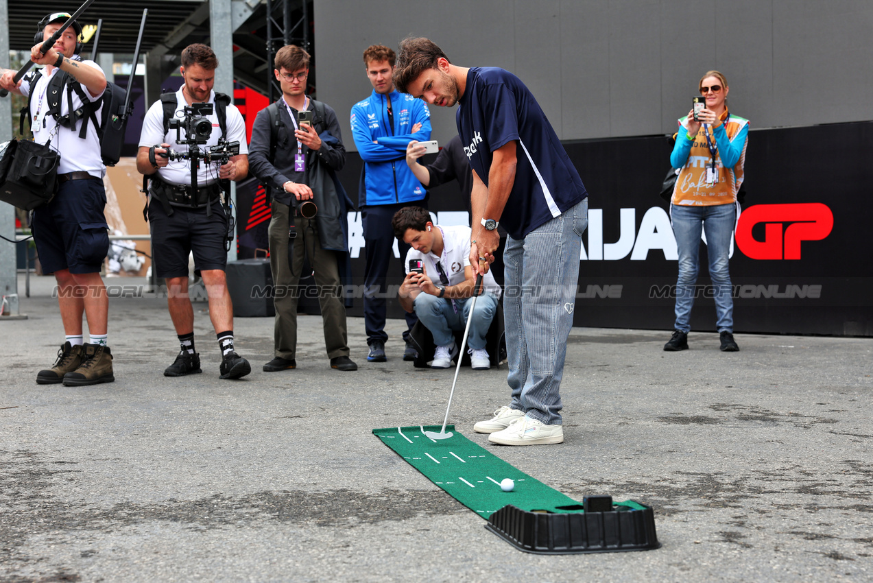 GP AZERBAIJAN, Pierre Gasly (FRA) Alpine F1 Team plays golf in the paddock.

18.09.2025. Formula 1 World Championship, Rd 17, Azerbaijan Grand Prix, Baku Street Circuit, Azerbaijan, Preparation Day.

 - www.xpbimages.com, EMail: requests@xpbimages.com © Copyright: Rew / XPB Images