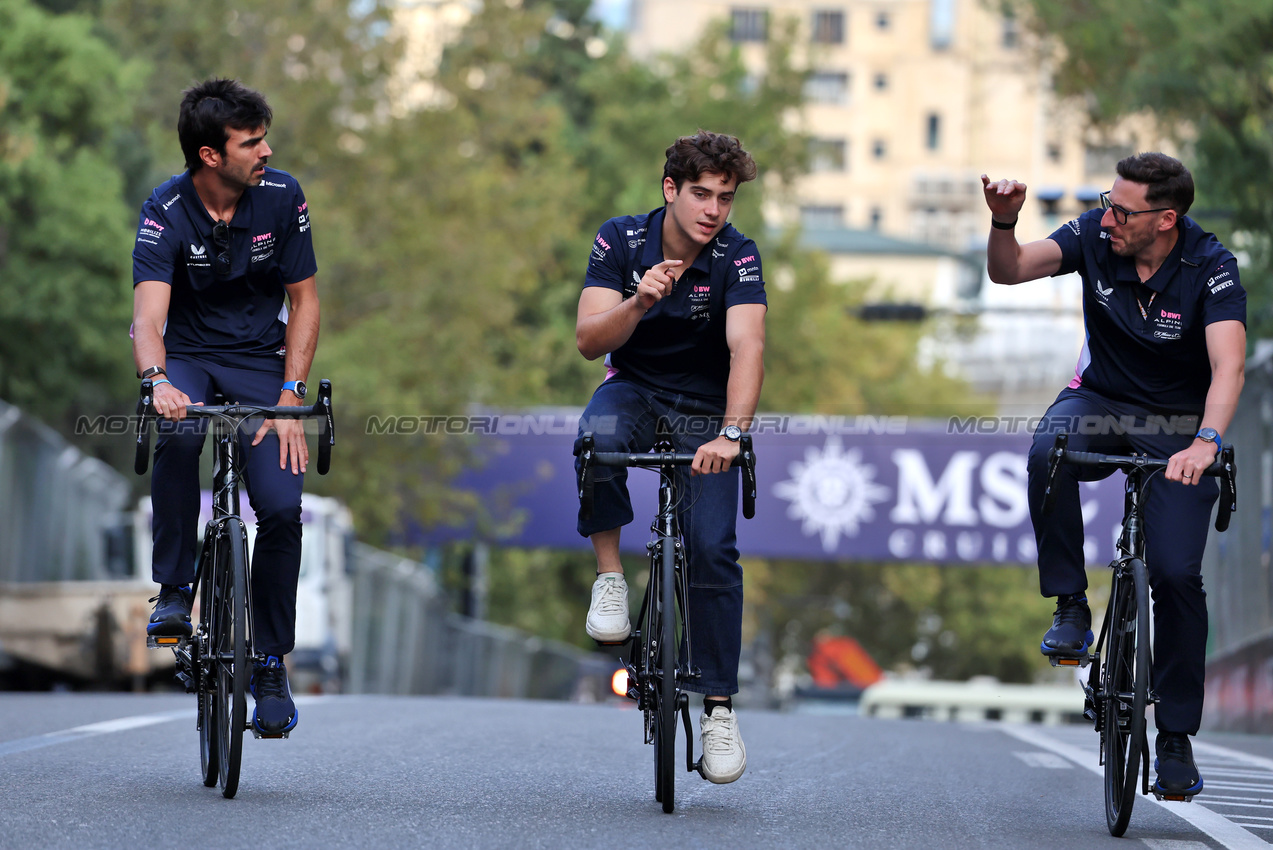 GP AZERBAIJAN, Franco Colapinto (ARG) Alpine F1 Team (Centre) rides the circuit with the team.

18.09.2025. Formula 1 World Championship, Rd 17, Azerbaijan Grand Prix, Baku Street Circuit, Azerbaijan, Preparation Day.

 - www.xpbimages.com, EMail: requests@xpbimages.com © Copyright: Rew / XPB Images
