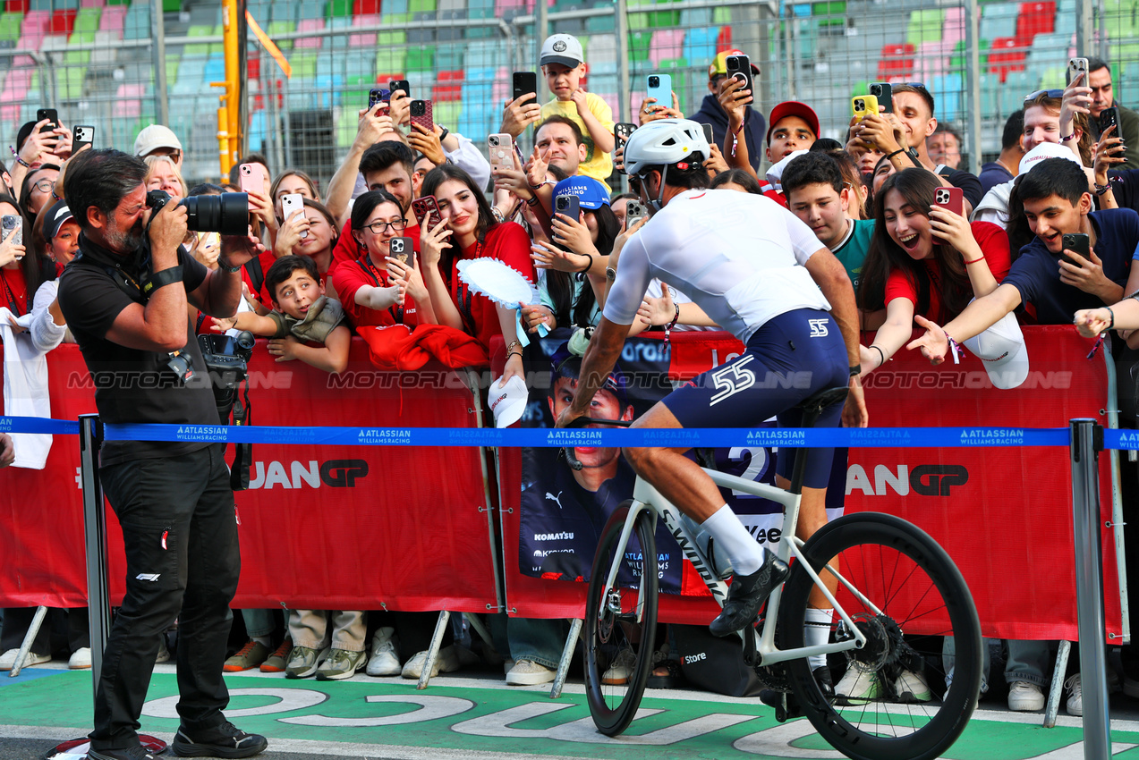 GP AZERBAIJAN, Carlos Sainz (ESP) Atlassian Williams Racing with fans, leaves the pits on his bicycle.

18.09.2025. Formula 1 World Championship, Rd 17, Azerbaijan Grand Prix, Baku Street Circuit, Azerbaijan, Preparation Day.

- www.xpbimages.com, EMail: requests@xpbimages.com © Copyright: Batchelor / XPB Images